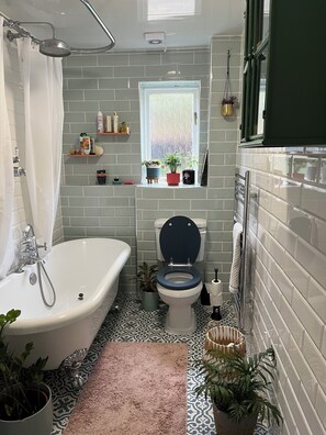 Hair dryer, towels, soap, toilet paper - Cute flat with garden in Shalbourne Square. (London)