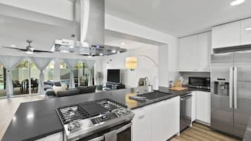 Refrigerador con freezer, microondas, horno, placa de cocina