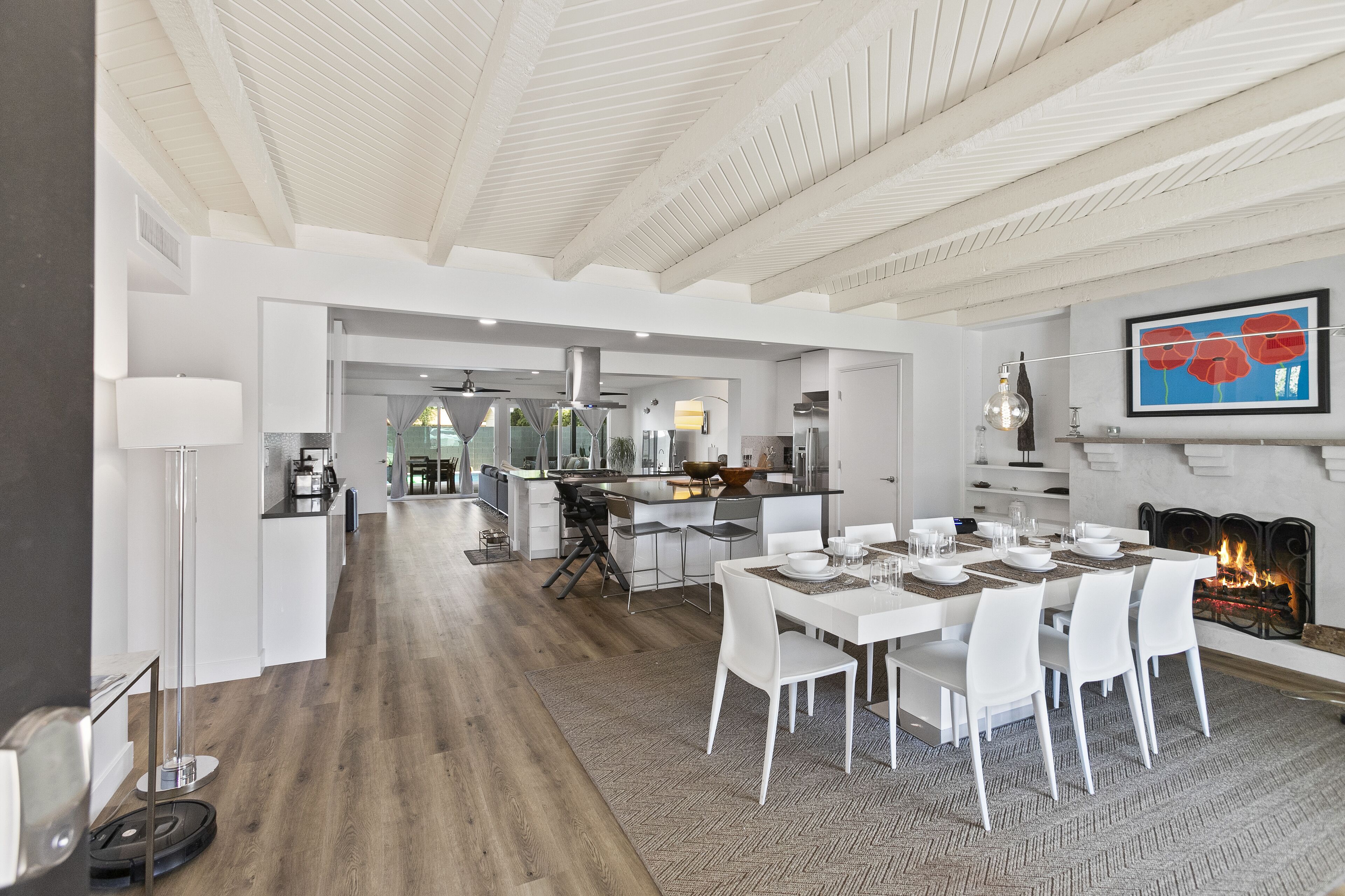 Deluxe House | Living area | 40-inch Smart TV with digital channels, TV, fireplace