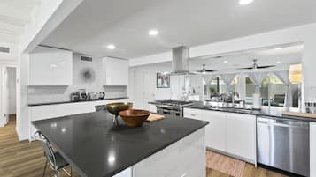Refrigerador con freezer, microondas, horno, placa de cocina