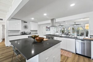 华丽独立别墅 | 私人厨房 | 大冰箱、微波炉、烤箱、炉灶