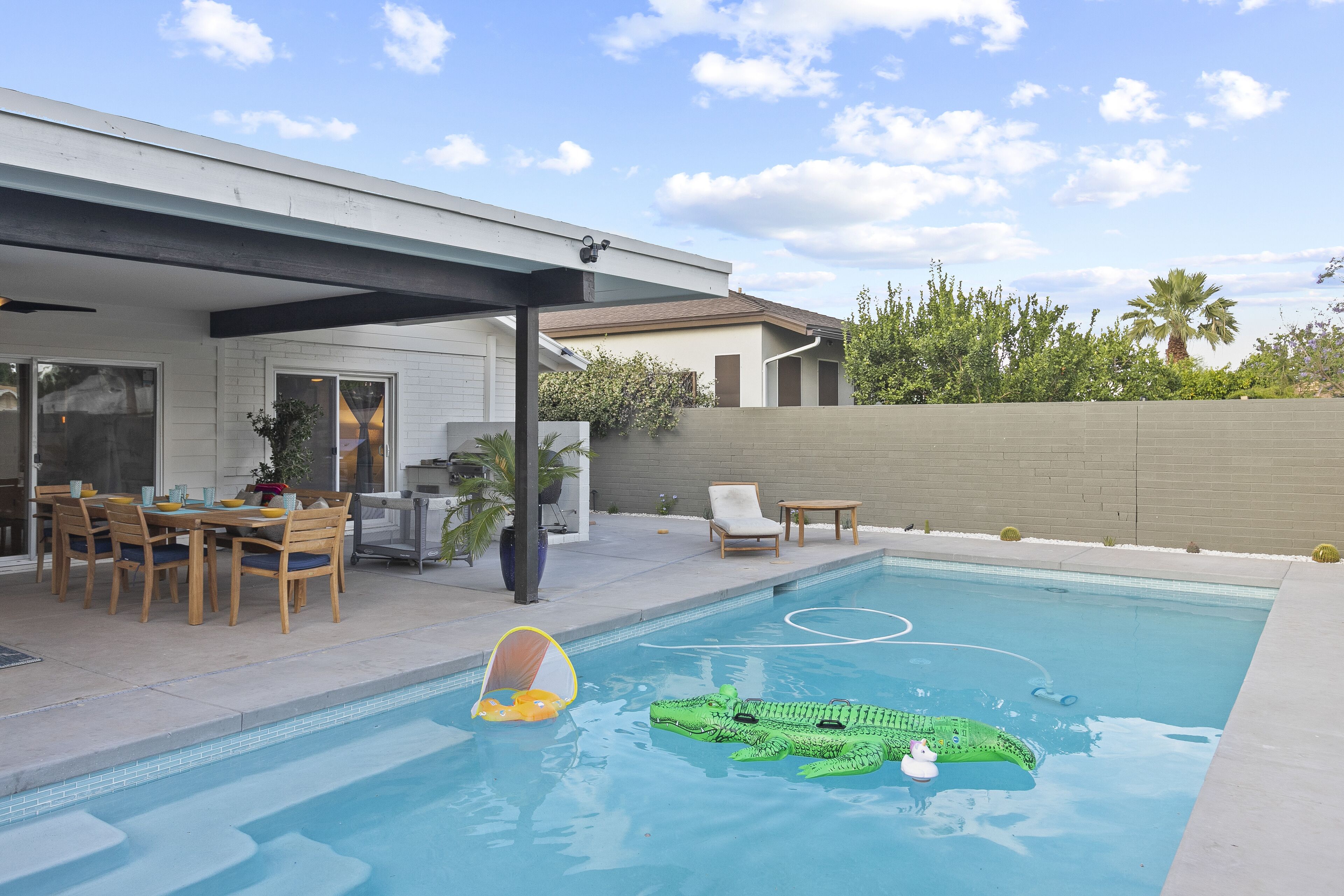 Una piscina al aire libre