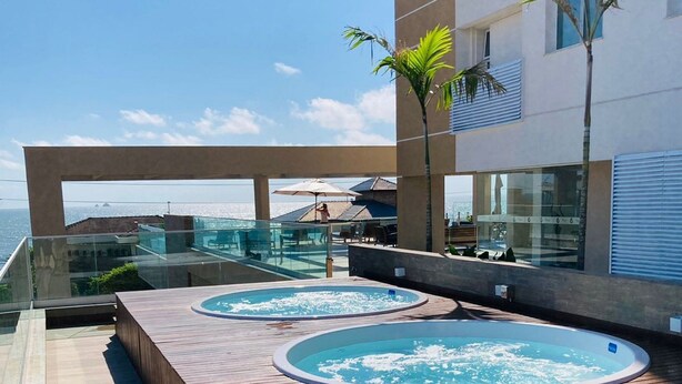 A rooftop with two hot tubs, a pool, and a view of the ocean. - Ap Praia de Ouro - Venice Home Club (Picarras)