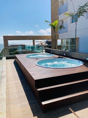 A rooftop with two hot tubs, a pool, and a view of the ocean. - Ap Praia de Ouro - Venice Home Club (Picarras)