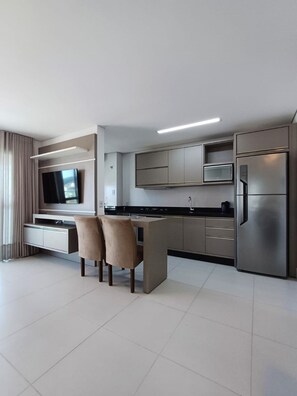 Design Apartment, Pool Access, Sea View | Private kitchen | Fridge, cookware/dishes/utensils, dining tables - Ap Praia de Ouro - Venice Home Club (Picarras)