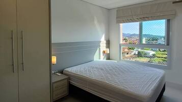 Apartamento design, acesso à piscina, vista para o mar | 3 quartos, roupas de cama premium, individualmente decorados