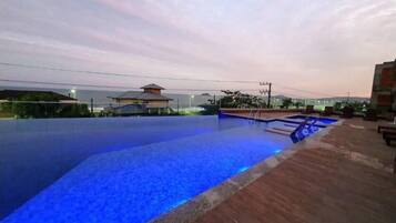 Piscina interna, piscina externa, guarda-sóis, espreguiçadeiras