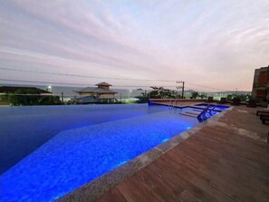 Indoor pool, outdoor pool, pool umbrellas, pool loungers - Ap Praia de Ouro - Venice Home Club (Picarras)
