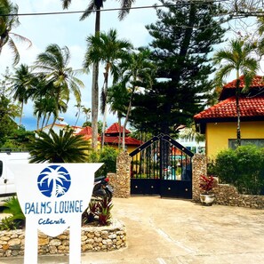 Property grounds - Budget private rooms with ensuite bathroom in Palms Lounge Cabarete (Cabarete)