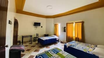 Habitación triple familiar | 1 dormitorio, escritorio, espacio para trabajar con un portátil