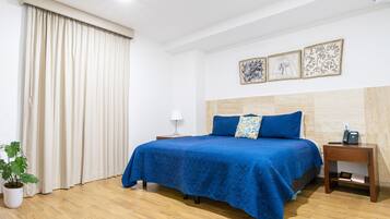 Habitación Business | Ropa de cama de alta calidad, edredones de plumas, escritorio