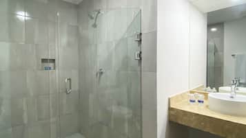 Chuveiro, chuveiro com efeito de chuva, produtos de toalete grátis