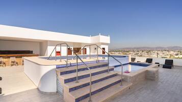 Piscina all'aperto, lettini