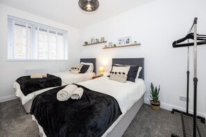 4 bedrooms, iron/ironing board, travel crib, WiFi - The Stanbury Residence (Manchester)