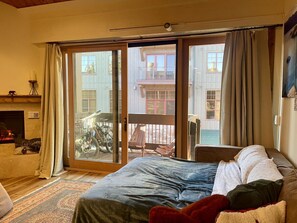 تلفزيون ذكي، مدفأة، ألعاب فيديو، تنس طاولة