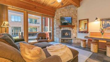 スマートテレビ、暖炉、テレビゲーム、テーブルサッカー台