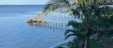 Chaises longues, serviettes de plage