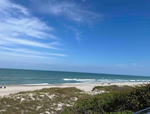 Lovely home 20 minutes to Melbourne beach, 3br 2bath king bed, deck, EV charger