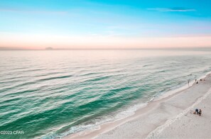 En la playa, camastros y toallas de playa 