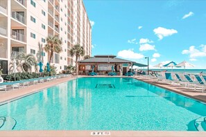 Alberca al aire libre y alberca climatizada