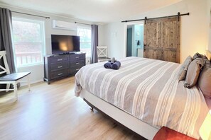 4 bedrooms, iron/ironing board, travel cot, free Internet - Smith Mountain Lake House w/ 2-Story Boat Dock! (Moneta)
