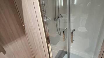 Assecador de cabells, tovalloles, sabó i paper higiènic