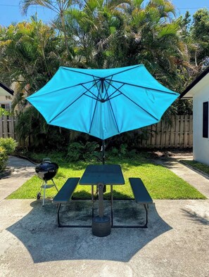 Outdoor dining - Stylish and spacious 1BR / 1BA with modern amenities (Pompano Beach)