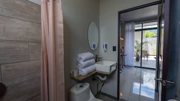 Villa 5 | Salle de bain | Douche, douche cascade, articles de toilette (gratuits)