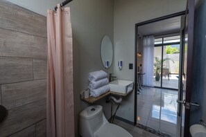 Shower, rainfall showerhead, free toiletries, hair dryer - Villas Fortuna Boutique (La Fortuna)