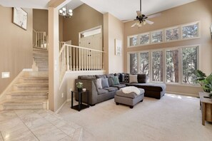 Smart-TV, Kamin, Stereoanlage, Arbeitsbereiche