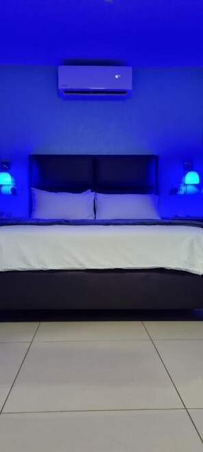 Desk, laptop workspace, iron/ironing board, free WiFi - Masane Lodge (Rustenburg)