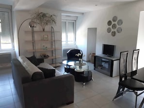 TV, tavolo da ping pong