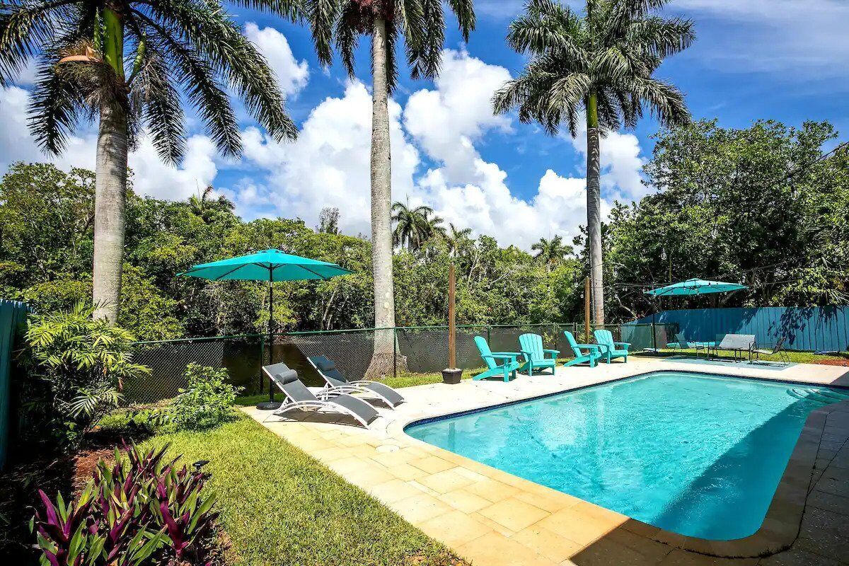 WATERFRONT, 4 bedroom, entertainer's delight!