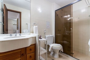 Appartement | Salle de bain | Douche, serviettes fournies, savon, papier toilette