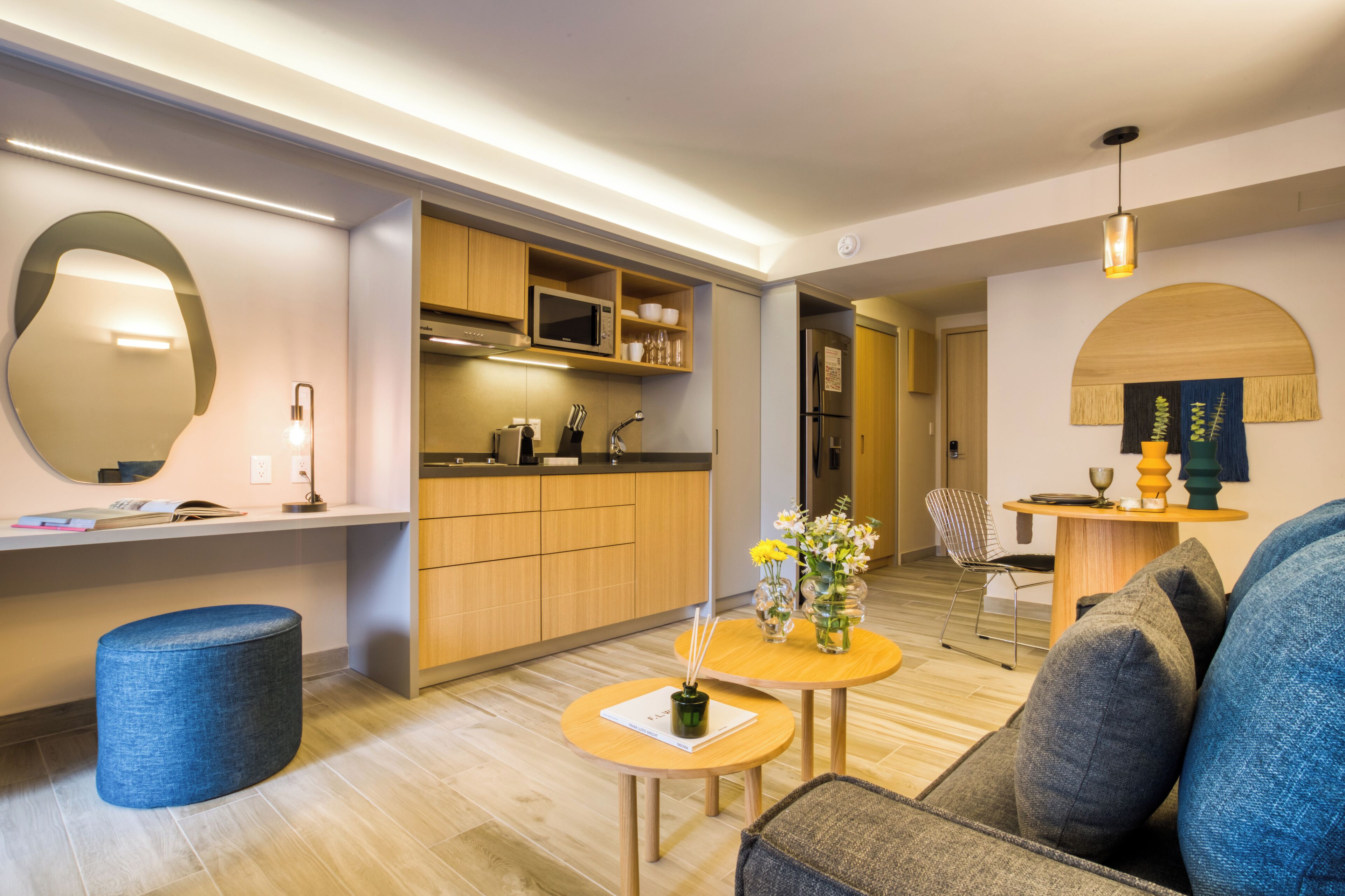 Ein modernes Wohnzimmer mit einer Couch, einem Couchtisch und einem Essbereich mit Tisch und Stühlen.