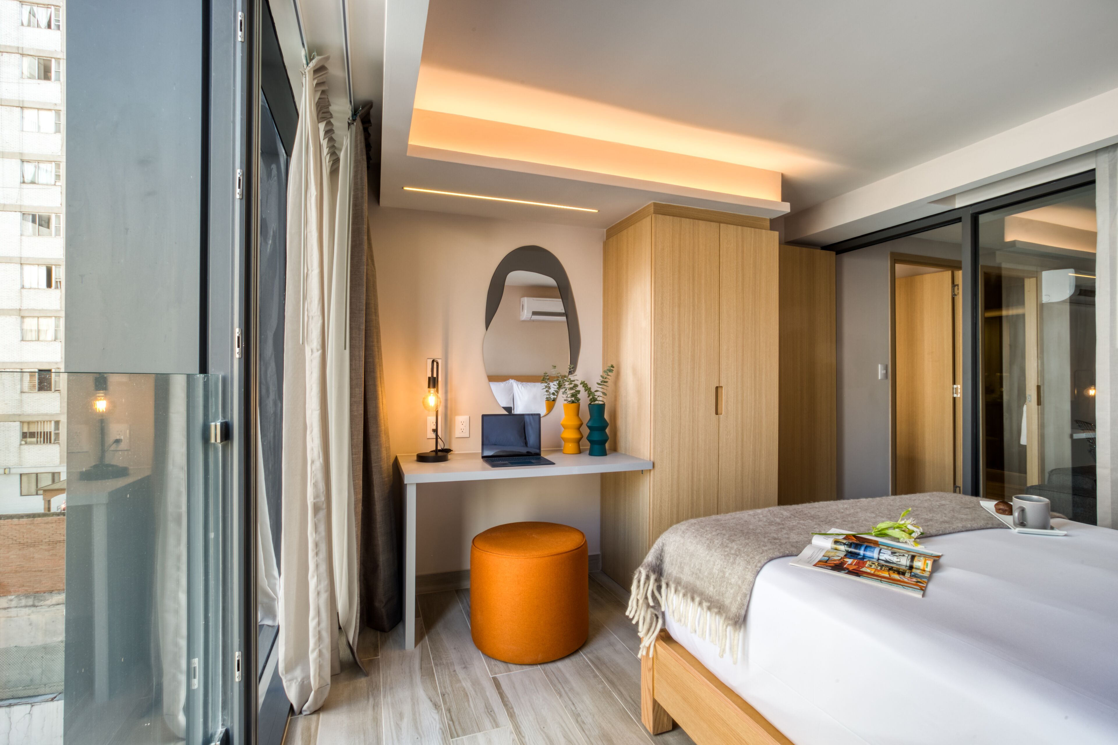 Executive Apartment with Balcony | Luxe beddengoed, donzen dekbedden, een kluis op de kamer