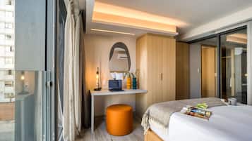 Executive Apartment with Balcony | 1 hálószoba, prémium ágynemű, pehelypaplan és széf a szobában