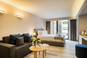 Elegant-Modern Studio | Oppholdsområde | En 50-tommers smart-TV med digitale kanaler samt TV og Netflix