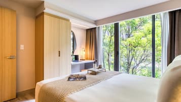 Two Bedroom Apartment with Balcony | 1 間睡房、高級寢具、羽絨被、房內夾萬