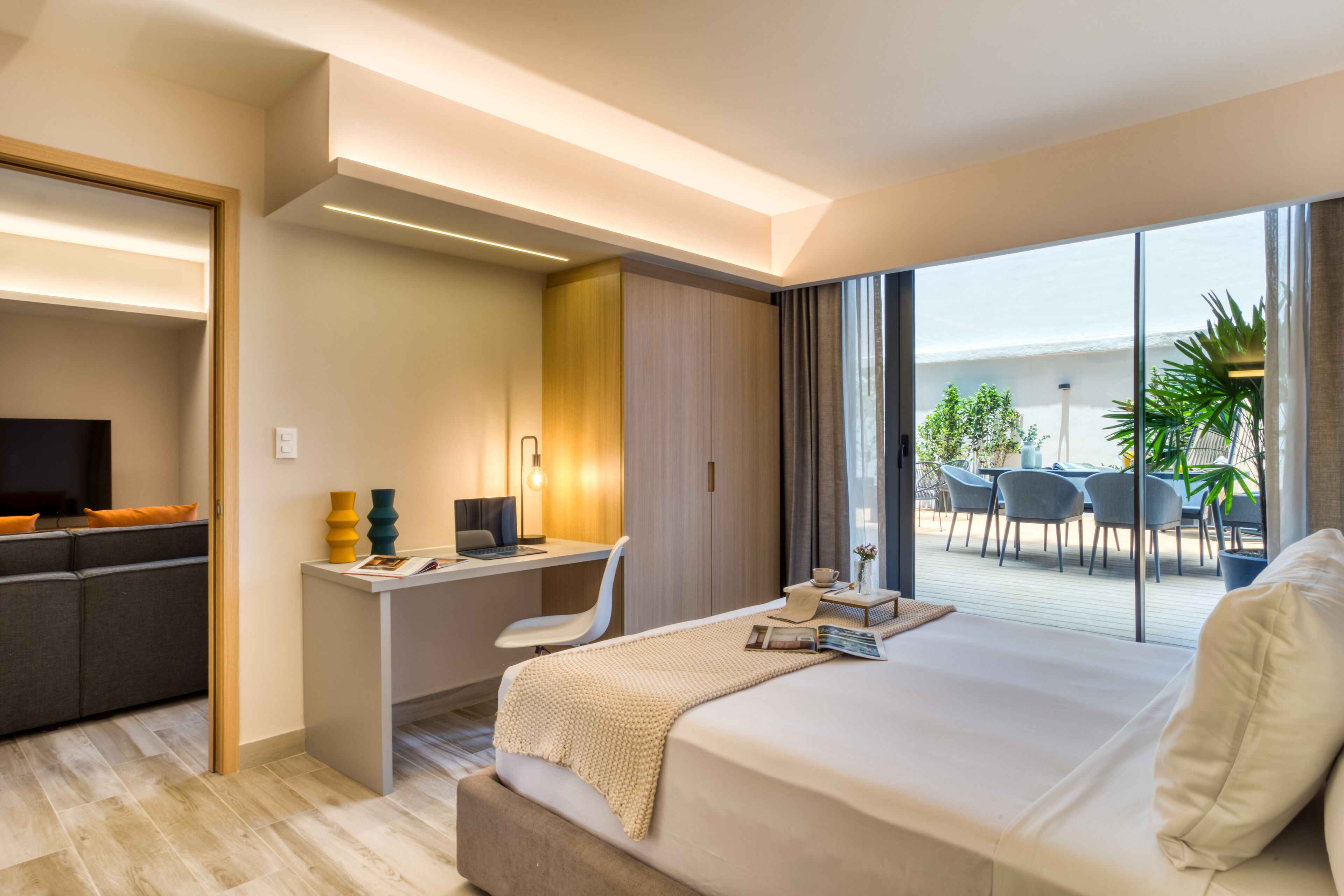 Two-Bedroom Apartment with Huge Private Patio | Ropa de cama de alta calidad y edredón 
