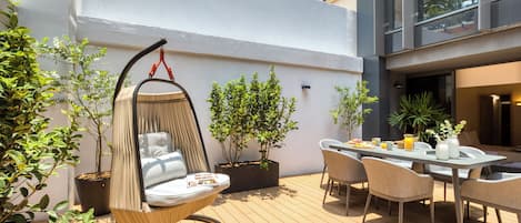 Two-Bedroom Apartment with Huge Private Patio | Terrasse/Patio