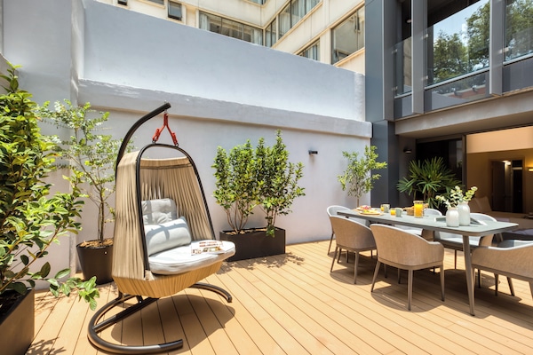 Two-Bedroom Apartment with Huge Private Patio | Terraço/pátio