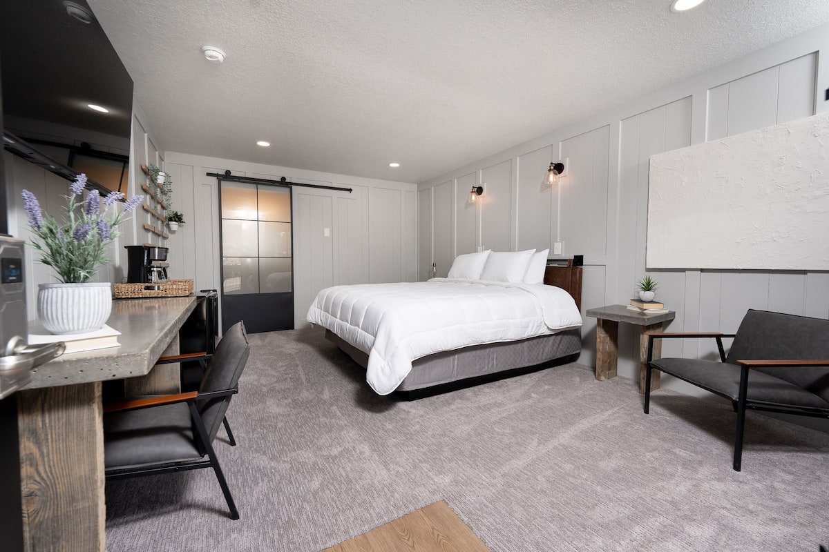 Deluxe Room | Blackout drapes, iron/ironing board (on request), WiFi (free)