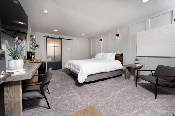 ห้องดีลักซ์ | ห้องพักตกแต่งอย่างมีเอกลักษณ์, ผ้าม่านกันแสง, เตารีด/โต๊ะรีดผ้า