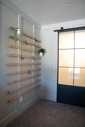 Decoración individual, cortinas opacas, tabla de planchar con plancha