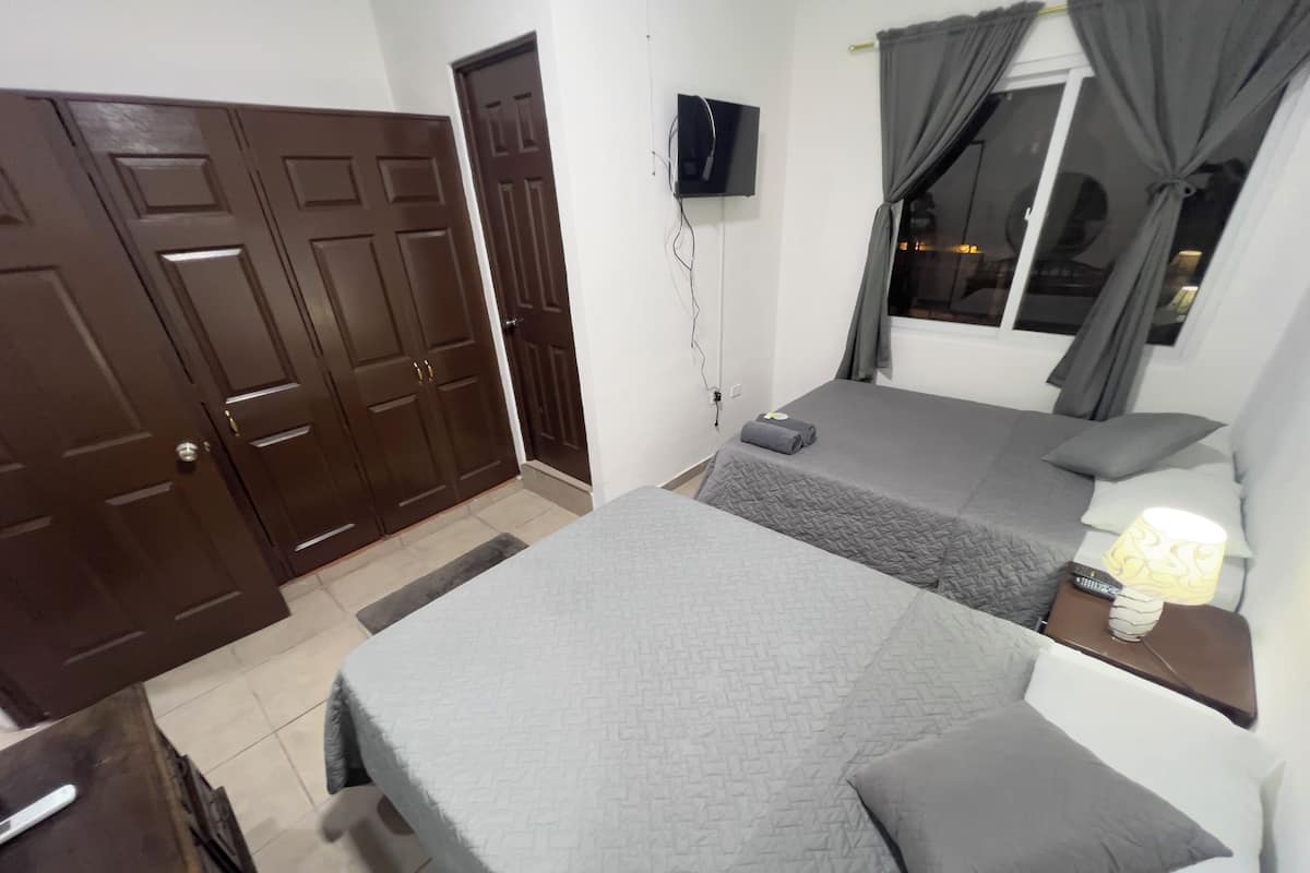 Economy-Doppelzimmer, 2 Doppelbetten | 1 Schlafzimmer, hochwertige Bettwaren, Schreibtisch
