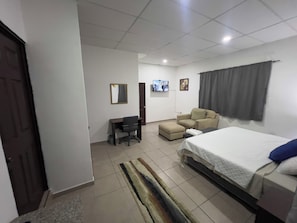 Premium-Zimmer | Hochwertige Bettwaren, Schreibtisch, laptopgeeigneter Arbeitsplatz