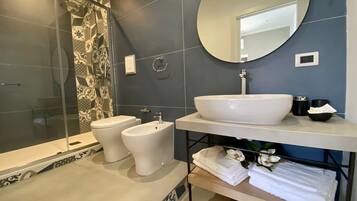 Dusche, Haartrockner, Bidet, HandtĂŒcher