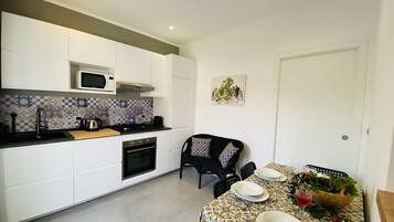 KĂŒhlschrank, Mikrowelle, Ofen, Herdplatte