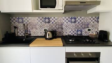 KĂŒhlschrank, Mikrowelle, Ofen, Herdplatte